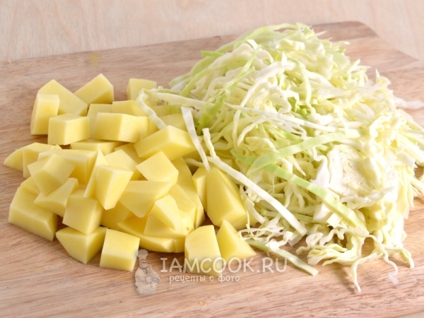 Порезать картофель и капусту