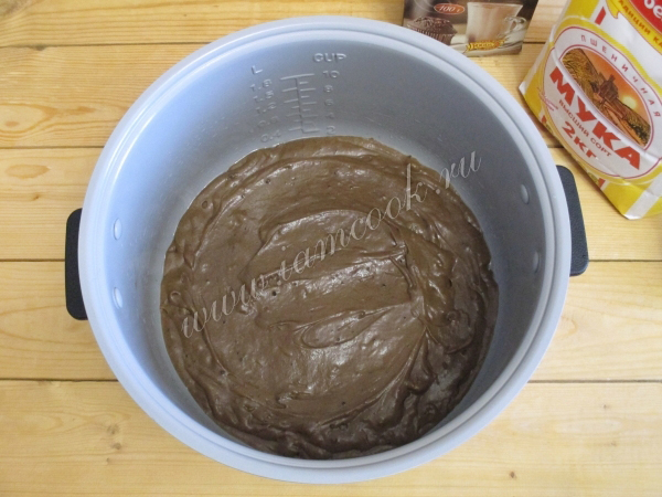 Тесто для шоколадного кекса в чаше мультиварки
