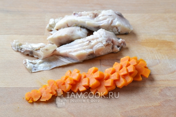 Отварить рыбу и морковь