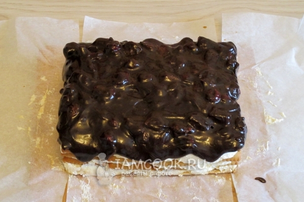 Покрыть торт шоколадной глазурью