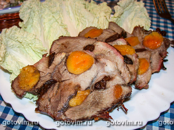 Мясо, запеченное с черносливом и курагой. Фотография рецепта