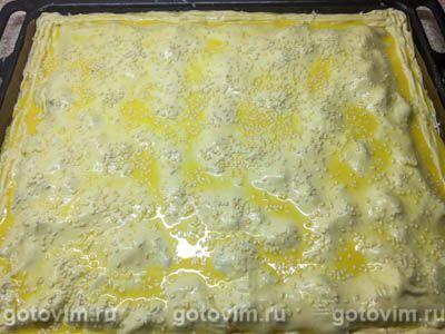 Пирог из слоеного теста с солеными груздями в духовке, Шаг 06