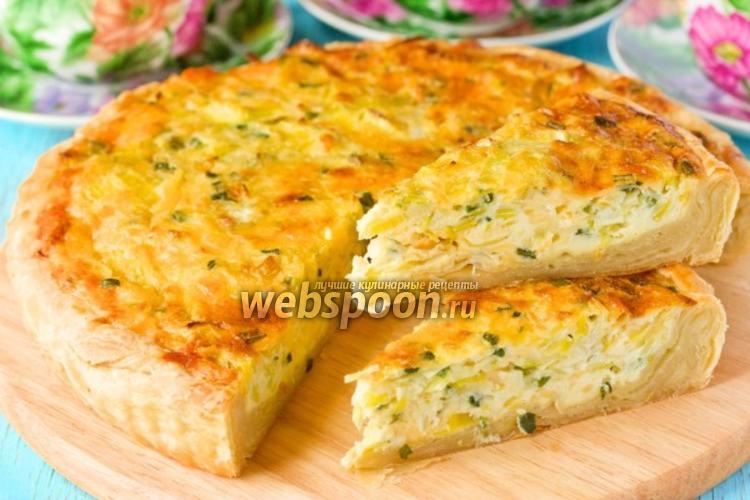 Фото Открытый пирог с луком, яйцом и сыром