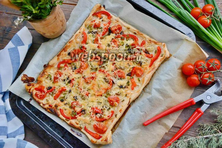 Фото Пицца с болгарским перцем, луком и помидорами черри
