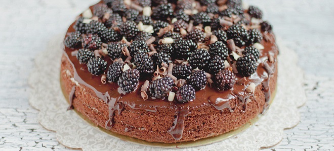 Шоколадный пирог с ежевикой