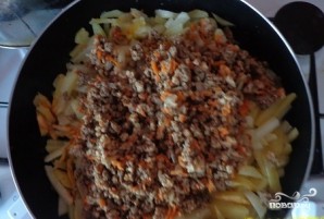 Картофельная запеканка с фаршем на сковороде - фото шаг 3