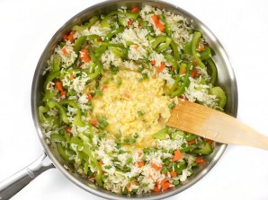Рис с овощами на сковороде - фото шаг 5