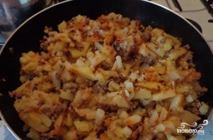 Картофельная запеканка с фаршем на сковороде - фото шаг 4