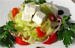 Греческий салат с адыгейским сыром - фото шаг 9