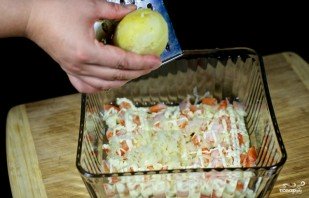 Салат с креветками, яйцами и красной икрой - фото шаг 2