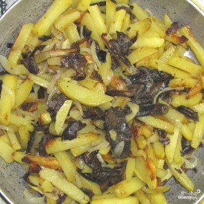 Картофель с маринованными грибами - фото шаг 6
