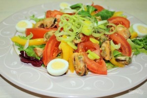 Салат с консервированными мидиями - фото шаг 7