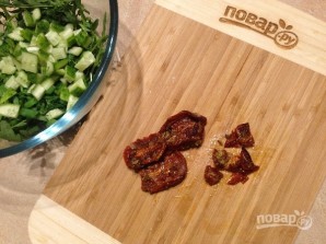 Салат из рукколы с рисом, огурцом и вялеными помидорами - фото шаг 4