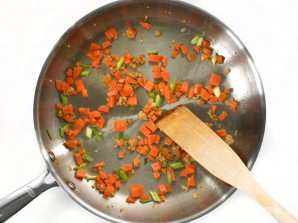 Рис с овощами на сковороде - фото шаг 2