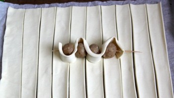 Шашлычки со слоеным тестом на шпажках - фото шаг 3