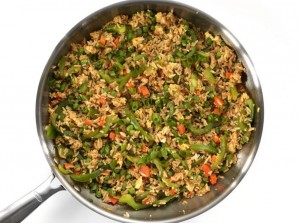 Рис с овощами на сковороде - фото шаг 7