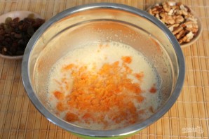 Морковный пирог с изюмом и орехами - фото шаг 4
