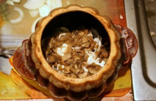 Пельмени с грибами в горшочках - фото шаг 9