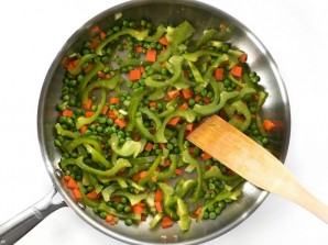 Рис с овощами на сковороде - фото шаг 3