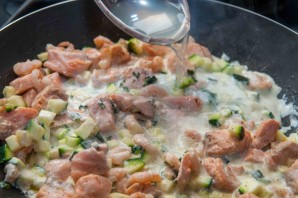Паста с лососем в сливочном соусе - фото шаг 4
