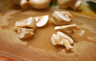 Пельмени с грибами в горшочках - фото шаг 4
