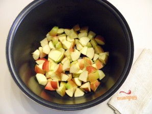 Шарлотка с яблоками в мультиварке - фото шаг 5