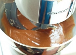 Шоколадные маффины с шоколадной крошкой - фото шаг 3