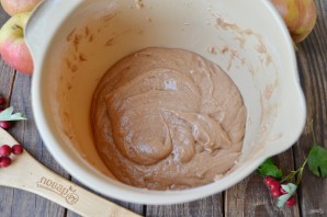 Шоколадная шарлотка с яблоками - фото шаг 6