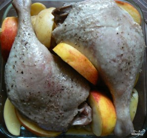 Утиные окорочка с яблоками в духовке - фото шаг 7