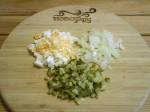 Салат с килькой в томате - фото шаг 2