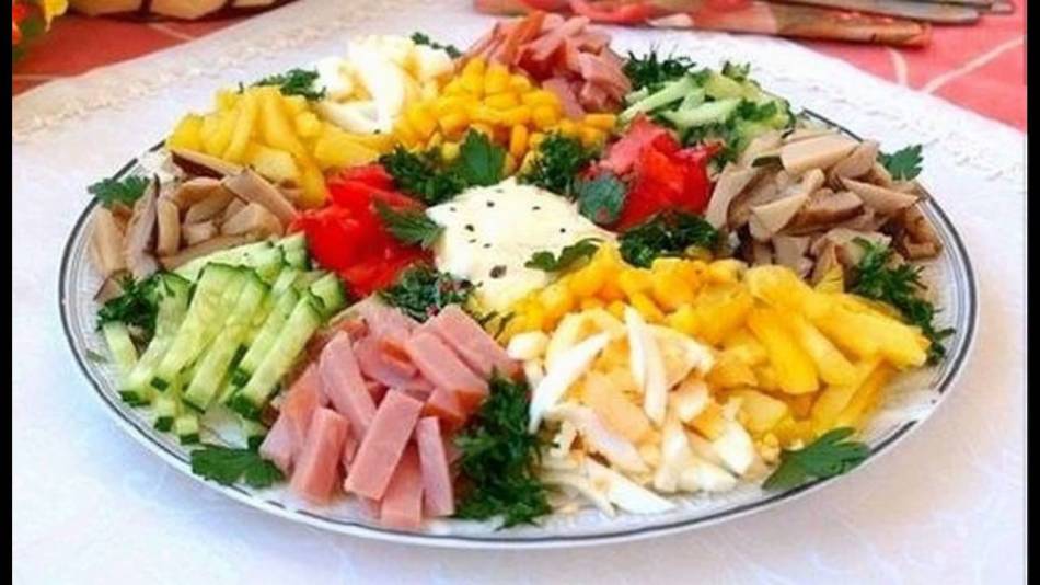 Яркий и красочный салат 