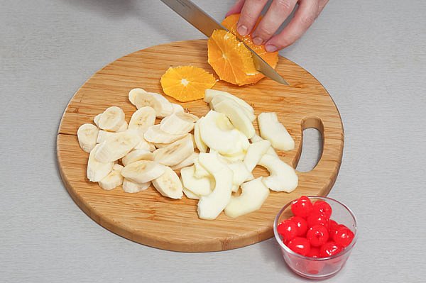 Рецепт: Пестрая фруктово-творожная запеканка в мультиварке - шаг 1