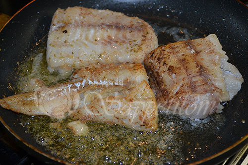 Обжариваем рыбу в подготовленном масле с двух сторон по две минуты.