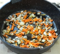 Шаг №2 - Нарезать соломкой морковь, лук кубиками. Разогреть в сковороде масло и обжарить лук с морковью до прозрачности лука.
