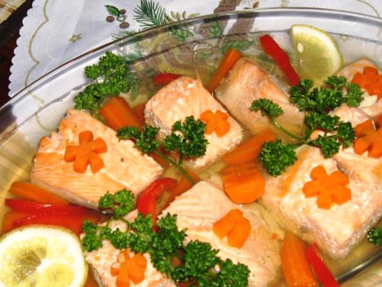 В форму выкладываем кусочки рыбы, крупно нарезанную морковь и дольки лимона. Заливаем все рыбным бульоном и ставим в холодильник на ночь.