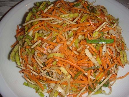 Теплый салат с луком пореем и моркови