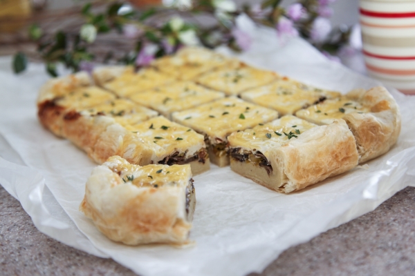 Пирог из слоеного теста с сыром — рецепты с фото пошагово