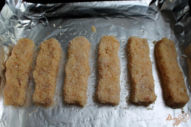 Фото приготовление рецепта: Рыбные палочки в духовке шаг №6