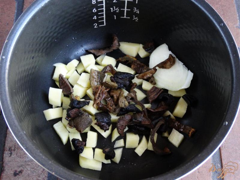 Фото приготовление рецепта: Сырный суп с лесными грибами шаг №2