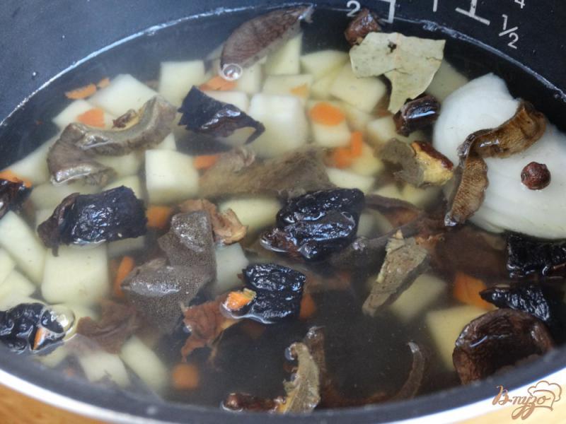 Фото приготовление рецепта: Сырный суп с лесными грибами шаг №4