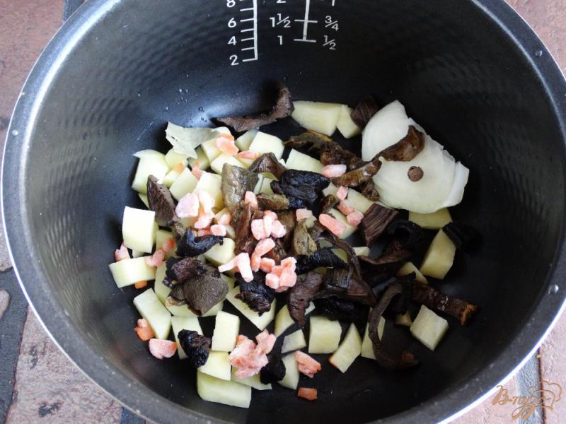 Фото приготовление рецепта: Сырный суп с лесными грибами шаг №3