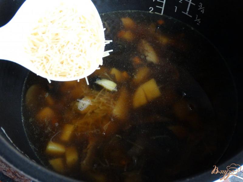 Фото приготовление рецепта: Сырный суп с лесными грибами шаг №5
