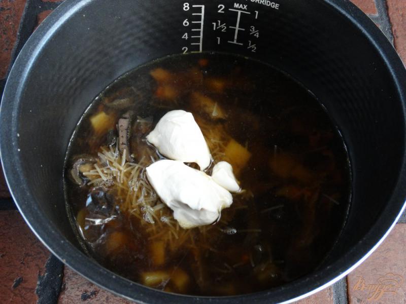 Фото приготовление рецепта: Сырный суп с лесными грибами шаг №6