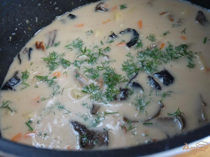 Фото приготовление рецепта: Сырный суп с лесными грибами шаг №7