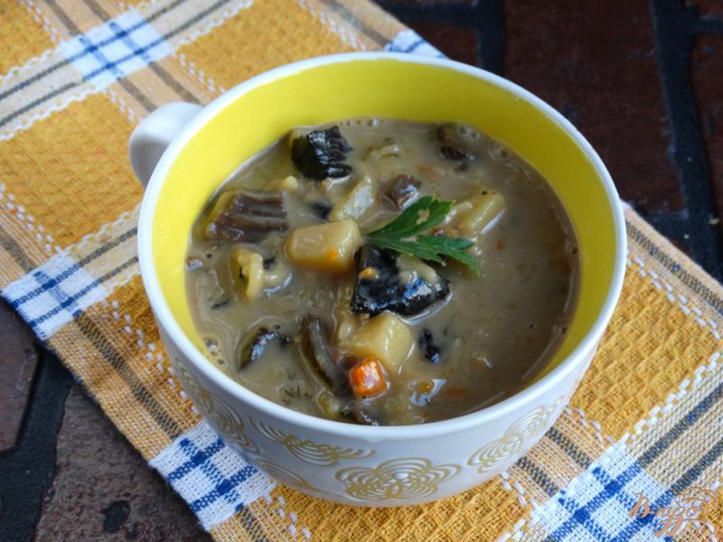 Фото приготовление рецепта: Сырный суп с лесными грибами шаг №8