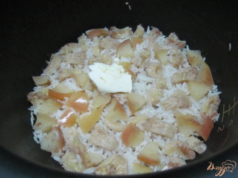 Фото приготовление рецепта: Рисовая каша с бананом и яблоком в мультиварке шаг №5