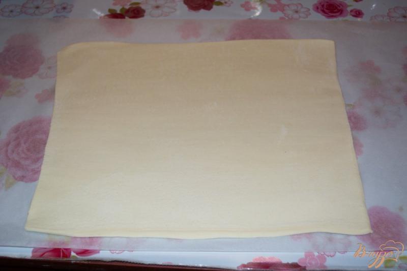 Фото приготовление рецепта: Пирог из слоеного теста с рисом и тушенкой шаг №4