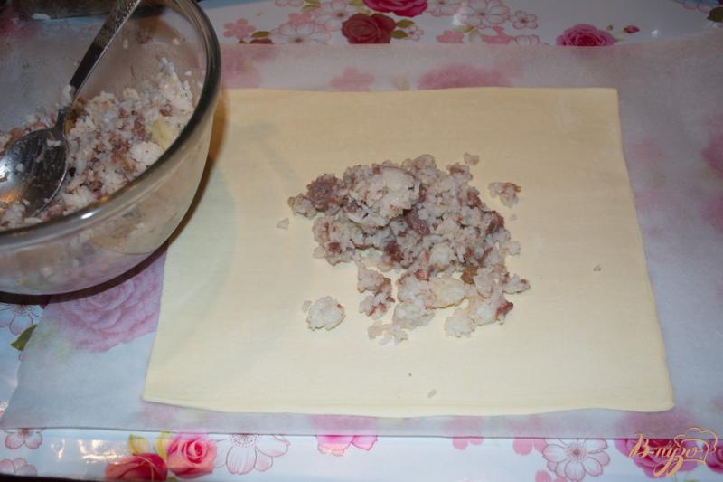 Фото приготовление рецепта: Пирог из слоеного теста с рисом и тушенкой шаг №5