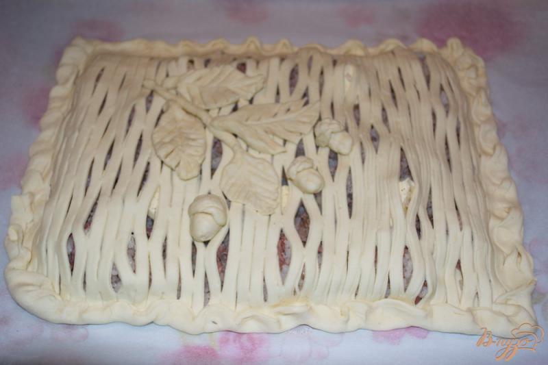 Фото приготовление рецепта: Пирог из слоеного теста с рисом и тушенкой шаг №7