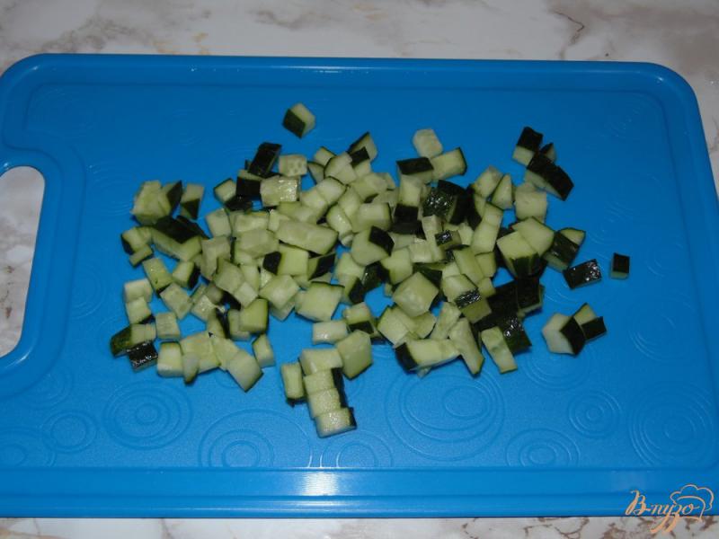 Фото приготовление рецепта: Салат со свежими огурцами, яйцами и адыгейским сыром шаг №2